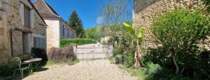 Maison en pierre dans un petit village de Dordogne