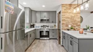 The Bears Den by AvantStay Prime Location Renovated w Movie Game Room