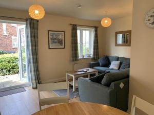 Seaside Cottage, The Bay, 2 bedrooms, patio, parking nearby, 2 dogs welcome