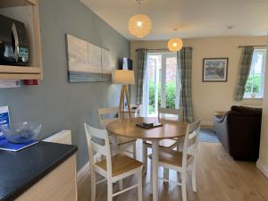 Seaside Cottage, The Bay, 2 bedrooms, patio, parking nearby, 2 dogs welcome