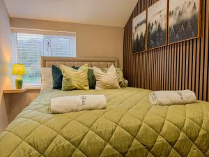 Forest Inspired Home - Sleeps 8 - Free Parking