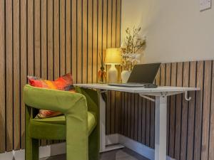 Forest Inspired Home - Sleeps 8 - Free Parking