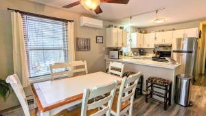 Harmony Cottage by AvantStay Lake Access Hot Tub Fire Pit Game Room