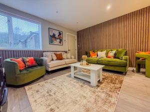 Forest Inspired Home - Sleeps 8 - Free Parking