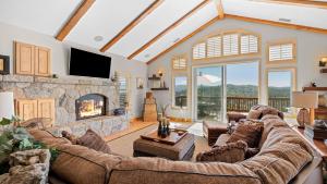 Sky Canyon Lodge by AvantStay