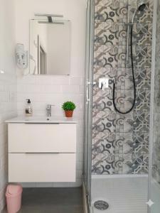 -L Oasi Del Turista, Room 5- CENTRAL STATION private external bathroom