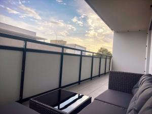 AlBeRe Modern Apartment - Old Town, King Bed & Balcony