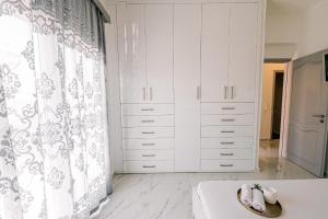 BLACK & WHITE SeaSide House