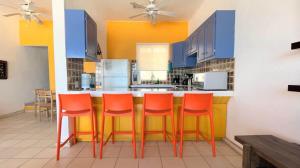 Cozy & Colorful Beachfront Condo Las Olas II 4