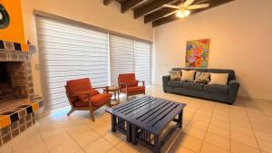 Cozy & Colorful Beachfront Condo Las Olas II 4