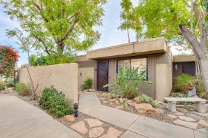 2 Mi to Dtwn! Snowbird Gem with Pool in Palm Springs