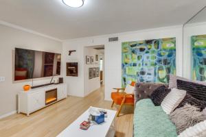 2 Mi to Dtwn! Snowbird Gem with Pool in Palm Springs