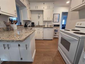 2BR Near Medical Center w Free Parking & Laundry