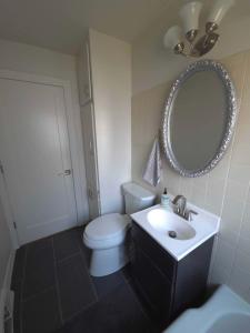 2BR Near Medical Center w Free Parking & Laundry