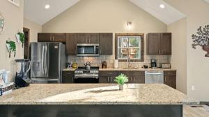 Waterfront • Priv Dock Hot Tub Game Room Lakeview Sunset Heaven by AvantStay