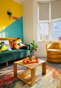 Brighton Colour Pop House- Sleeps up to 12