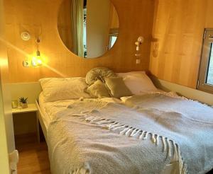 CHIC Riverfront Retreat with Private Jacuzzi, BIG BERRY