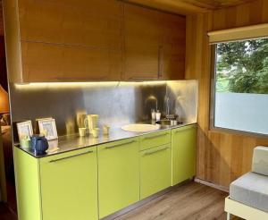 CHIC Riverfront Retreat with Private Jacuzzi, BIG BERRY