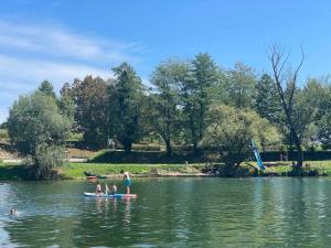 CHIC Riverfront Retreat with Private Jacuzzi, BIG BERRY