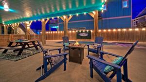 Sleeps 21 2 Homes 2 Private Pools Fire Pit Swing Bar Walk to the Beach