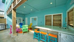 Sleeps 21 2 Homes 2 Private Pools Fire Pit Swing Bar Walk to the Beach