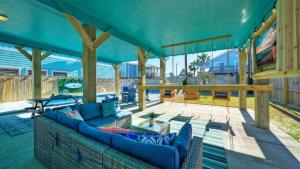 Sleeps 21 2 Homes 2 Private Pools Fire Pit Swing Bar Walk to the Beach