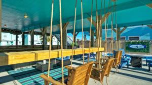 Sleeps 21 2 Homes 2 Private Pools Fire Pit Swing Bar Walk to the Beach