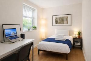 Sunlit Luxury 2BR Harlem Brownstone Retreat with Terrace Near Express Trains