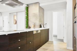 Exhibition St Retreat with Pool & Parking