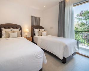 Private Villa Uluwatu - 4BR - Pool - Rooftop Sunset Bar - 7 mins to Melasti Beach