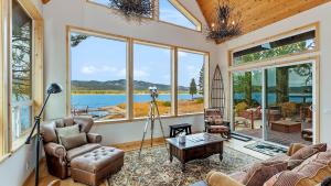 2 Lakefront Homes by AvantStay Sleeps 23 Private DockBeach Hot Tub Fire Pit Deck Views