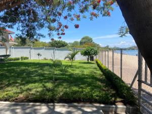 Spacious 4-bedroom beach house with WiFi, AC in Monkey Bay