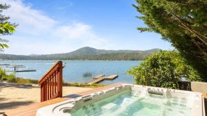 2 Lakefront Homes by AvantStay Sleeps 23 Private DockBeach Hot Tub Fire Pit Deck Views