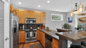 Cozy Keizer Escape -Firepit, BBQ & Near Portland home