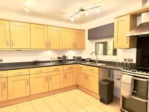 RNM Worcester - 3Bed Property, Double Driveway, Entire Private Place with Large Lounge and Garden