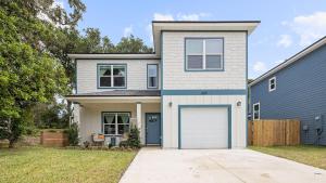 Sleeps 20 2 Homes w Hot Tub Putting Green Bocce Golden Hour Blue Hour