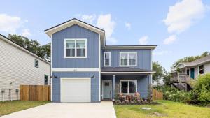 Sleeps 20 2 Homes w Hot Tub Putting Green Bocce Golden Hour Blue Hour