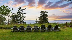 Maxwelton Aerie Bluffside Retreat w Sweeping Puget Sound Views Firepit