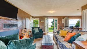 Maxwelton Aerie Bluffside Retreat w Sweeping Puget Sound Views Firepit