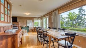 Maxwelton Aerie Bluffside Retreat w Sweeping Puget Sound Views Firepit