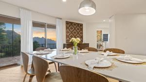 Sleeps 10 Luxe 2 Homes Malibu Hills Retreat Cielo Estate by AvantStay