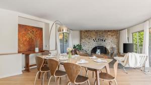 Malibu Hills Home w Balcony Mountain Views Cielo Curve by AvantStay