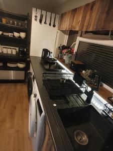 Luxury Smart Apartment Slough, Sleeps 5, Garden, Parking, Spa-Style Bathroom