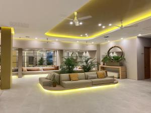 Luxury Suite with Jacuzzi overlooking the mountains