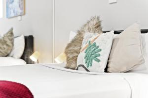 Chic Queen Room - Nearby Station & Olympic Park - Shared Bathroom