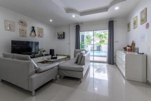 Luxury 5 Bedrooms Pool Villa with Terrace