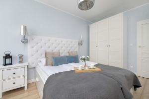 Bright & Modern Apartment with Balcony and Parking by Noclegi Renters