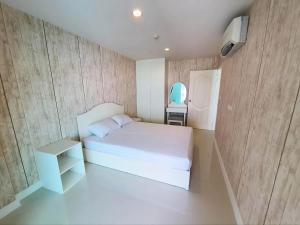 1 Bedroom Beachside Condo in Cha-am