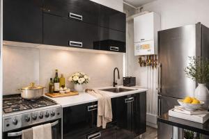 Bright Designer 1BR Apartment with Balcony & WiFi