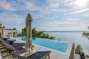 Luxury beachfront Villa Glorious Brela with pool and jacuzzi